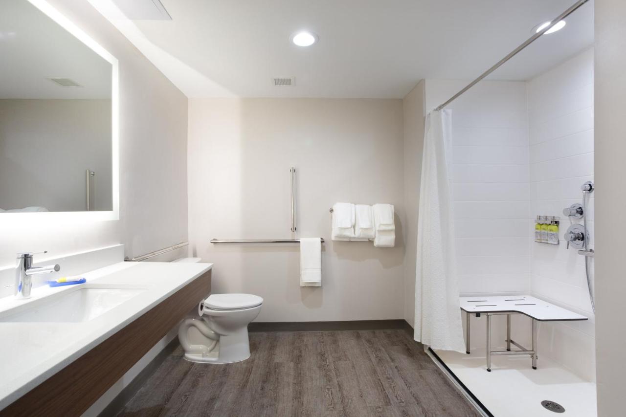King Suite - Hearing Accessible/Non-Smoking at Holiday Inn Express Hotel & Suites Morehead Cty by IHG
