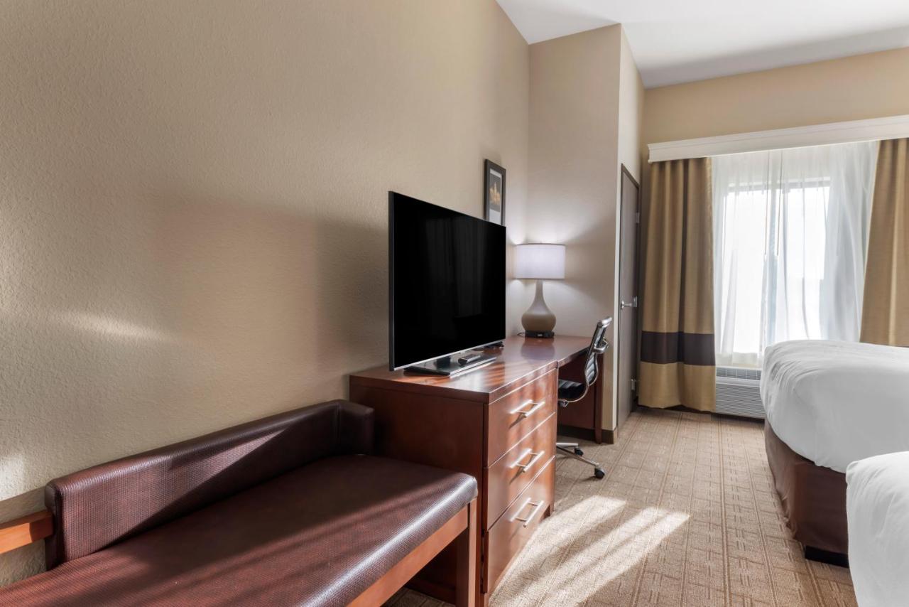Accessible Queen Room with Two Queen Beds and Sofabed - Accessible Tub/Non Smoking at Comfort Inn & Suites Aztec - Farmington Area
