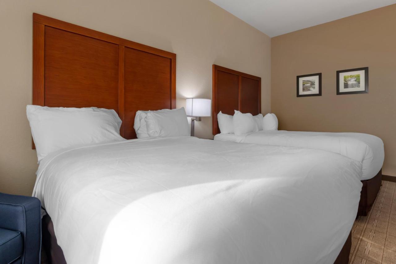 Accessible Queen Room with Two Queen Beds and Sofabed - Accessible Tub/Non Smoking at Comfort Inn & Suites Aztec - Farmington Area