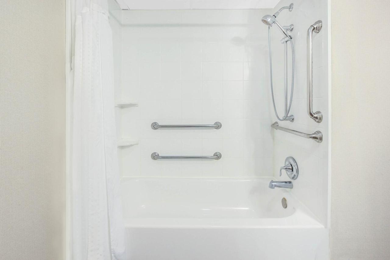 Queen Room - Mobility Access/Non-Smoking at Days Inn by Wyndham Plattsburgh