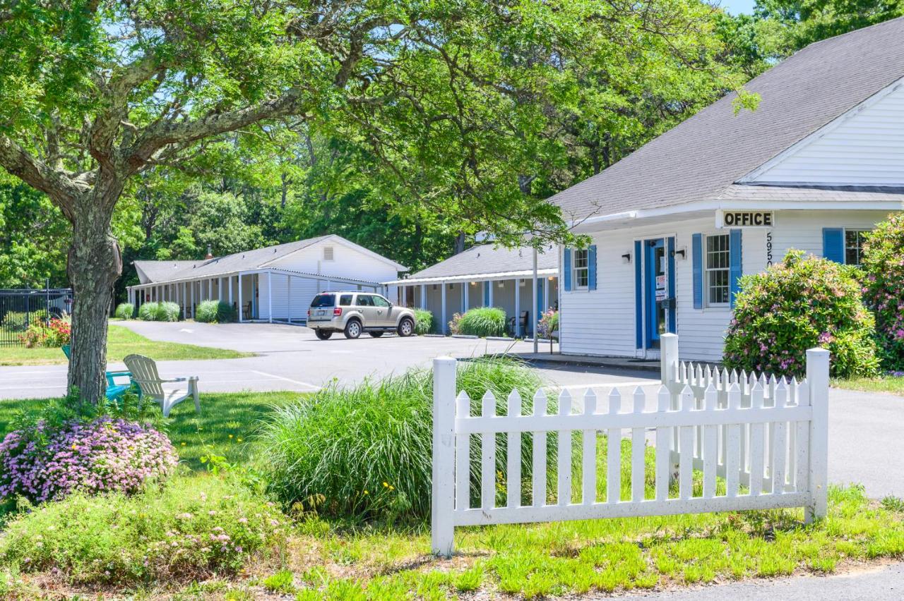 | Blue Dolphin Inn