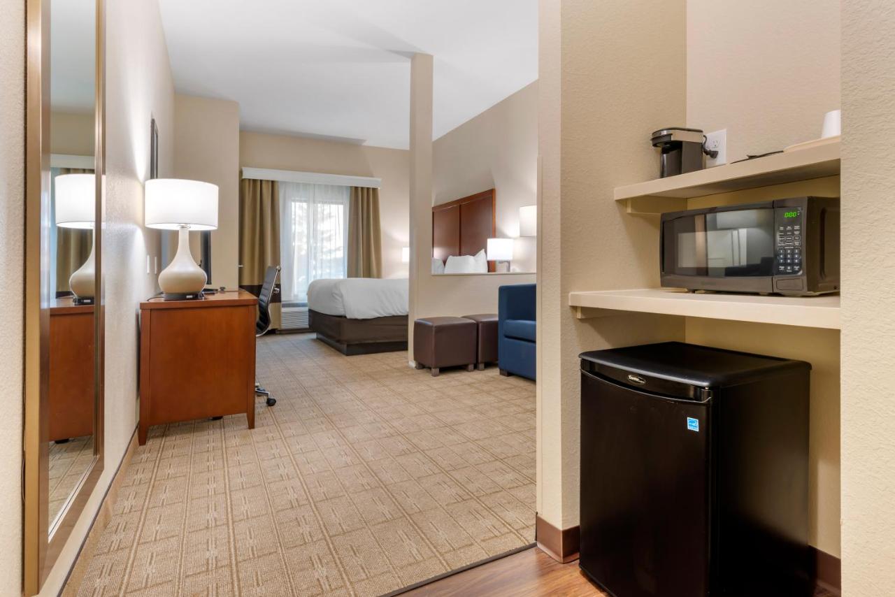 King Suite with Accessible Tub and Sofa Bed - Accessible/Non Smoking at Comfort Inn & Suites Aztec - Farmington Area