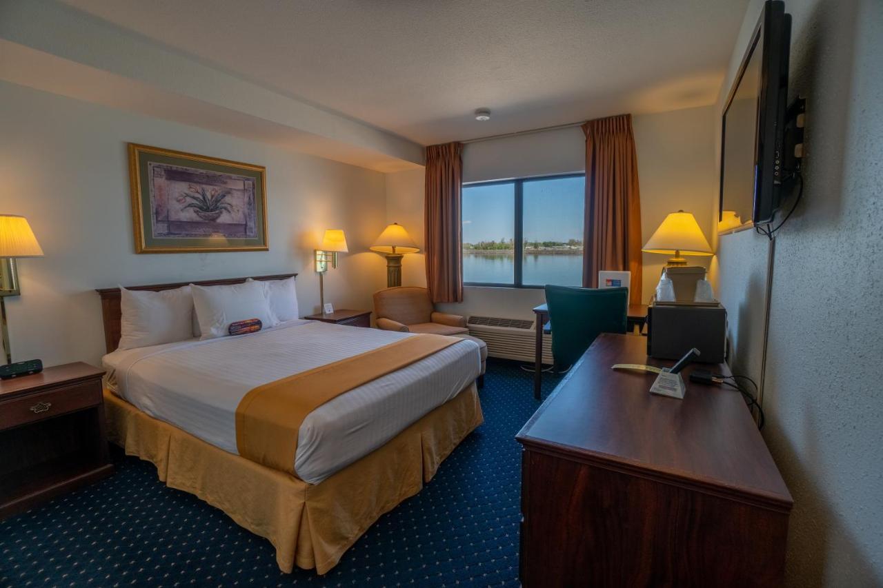 Queen Room with River View at Clover Island Inn