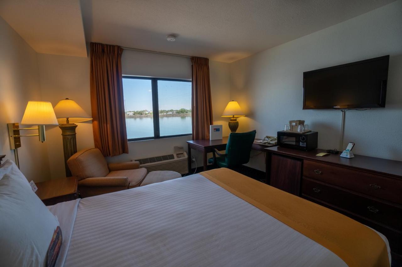 Queen Room with River View at Clover Island Inn