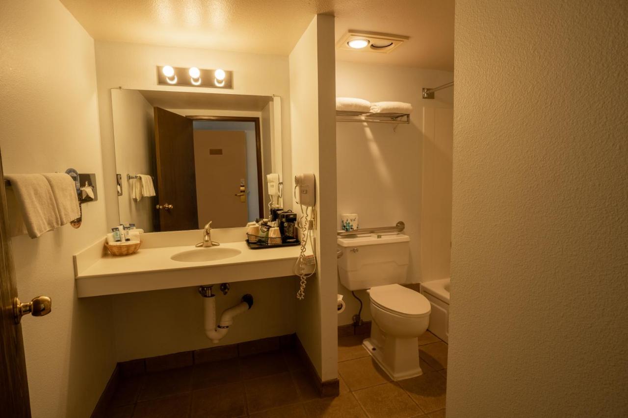 Queen Room with River View at Clover Island Inn