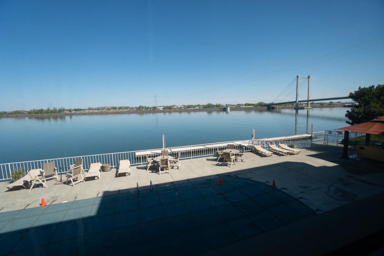 Queen Room with River View at Clover Island Inn