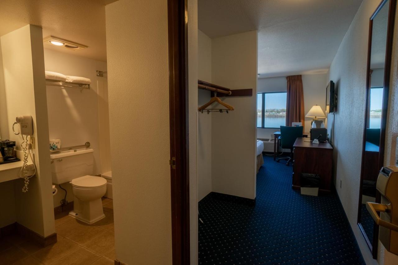 Queen Room with River View at Clover Island Inn