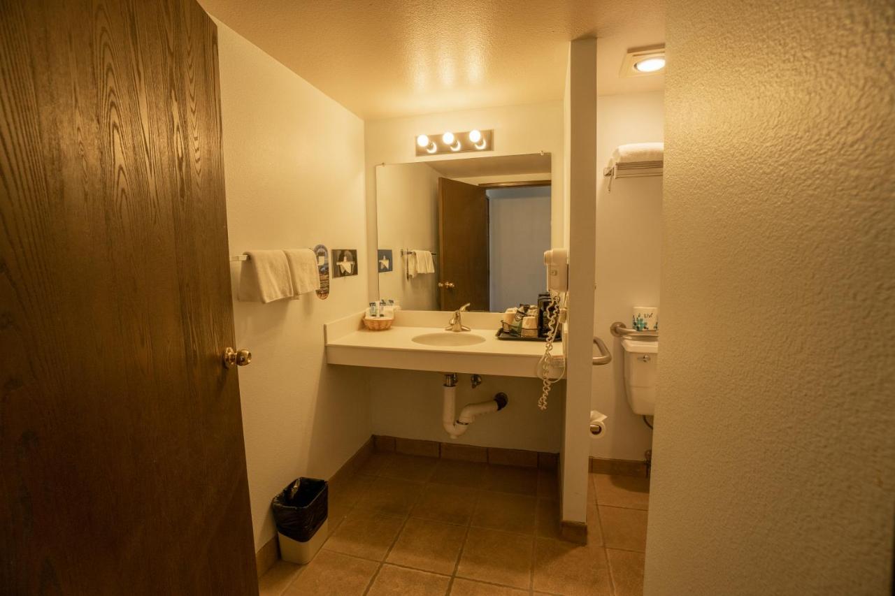 Queen Room with River View at Clover Island Inn