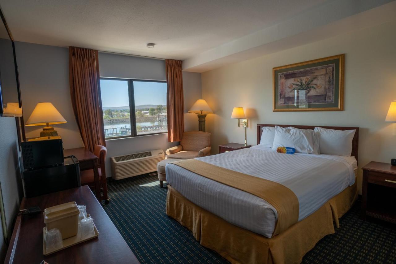 Queen Room at Clover Island Inn