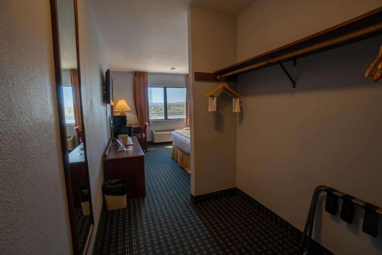 Queen Room at Clover Island Inn
