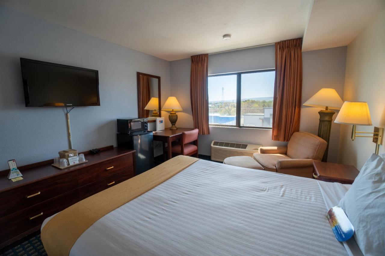 Queen Room at Clover Island Inn