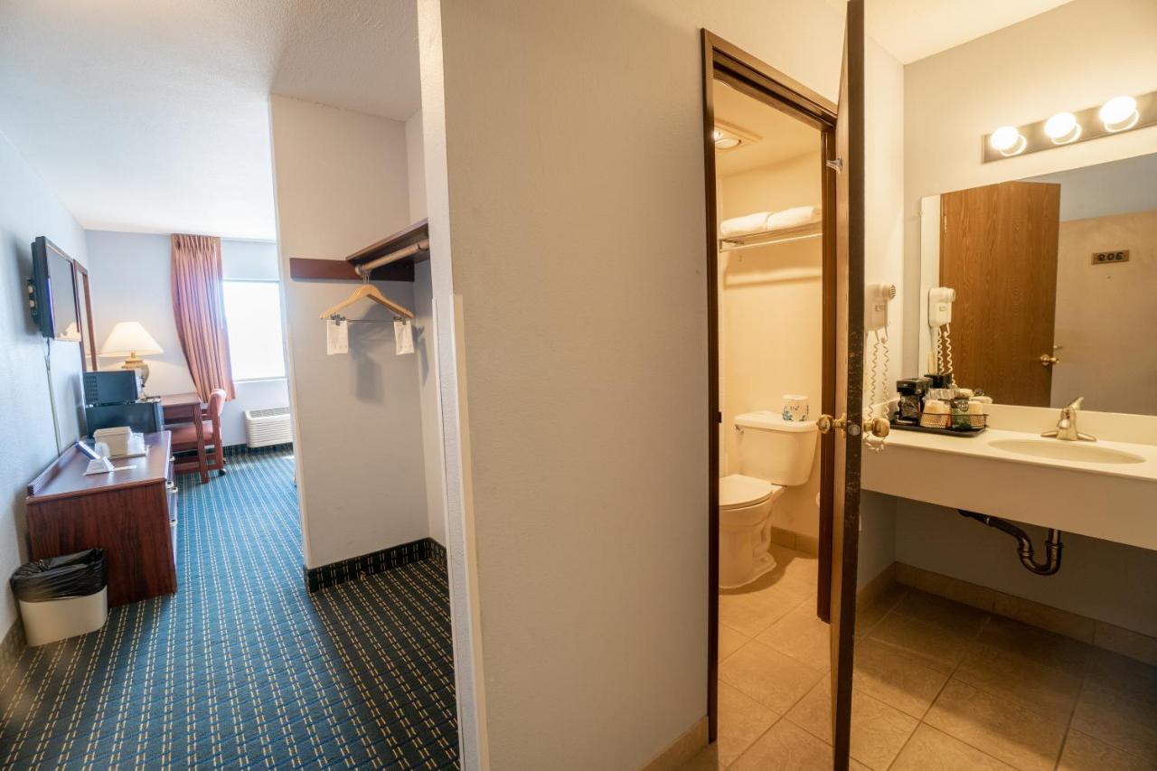 Queen Room at Clover Island Inn