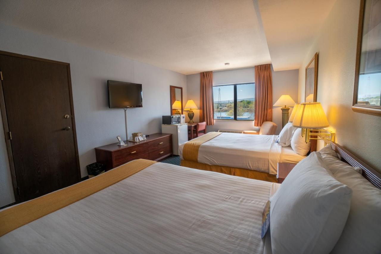 Queen Room with Two Queen Beds at Clover Island Inn