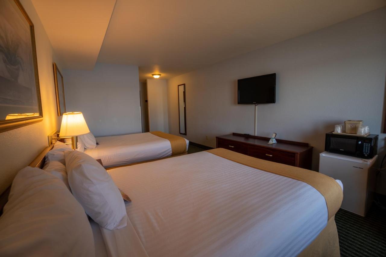 Queen Room with Two Queen Beds with River View at Clover Island Inn