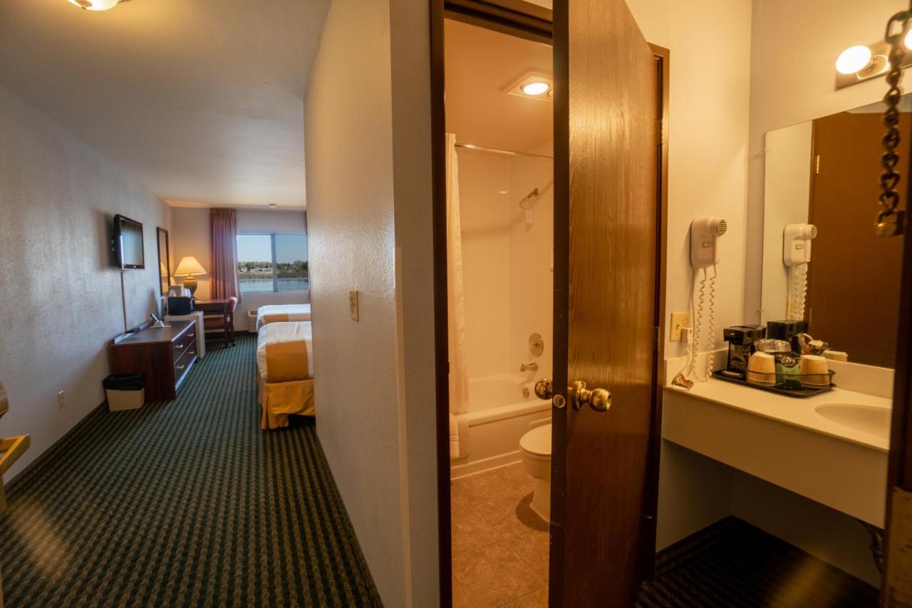 Queen Room with Two Queen Beds with River View at Clover Island Inn