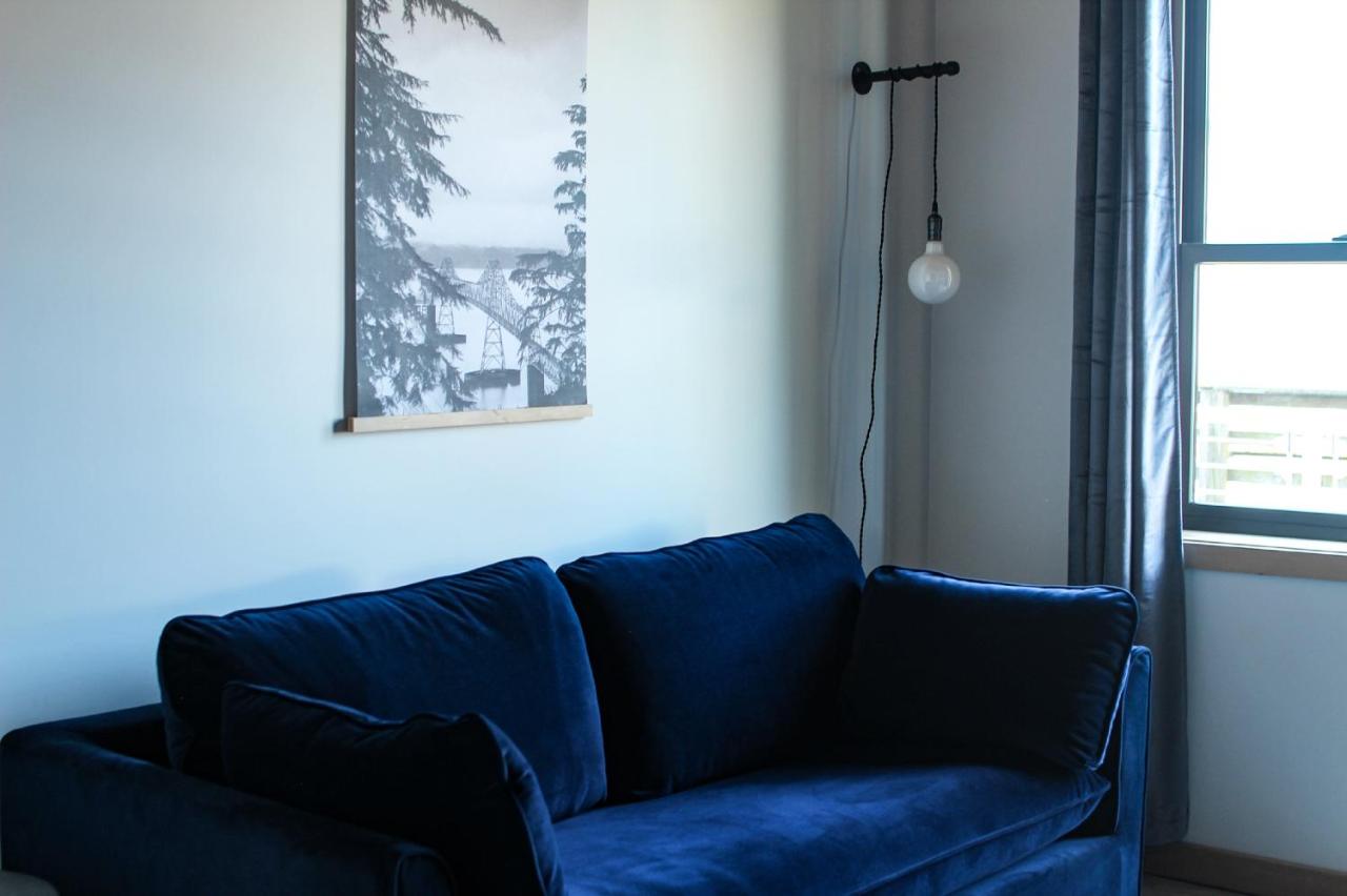 | Bowline Hotel