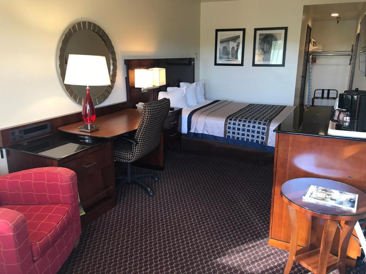 Queen Room at Oakridge Inn