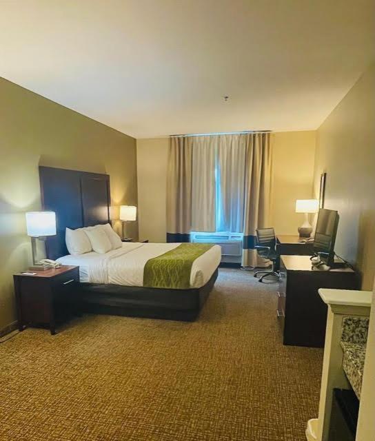 | Comfort Inn Hebron-Lowell Area