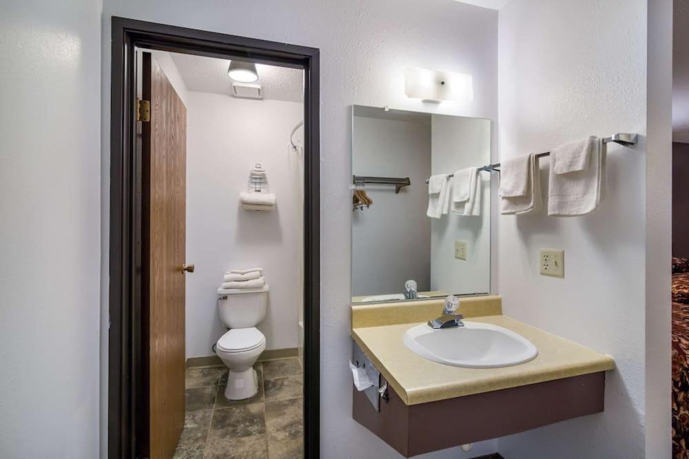| Rodeway Inn Gateway to Medora T-Roosevelt & Makoshika State Park