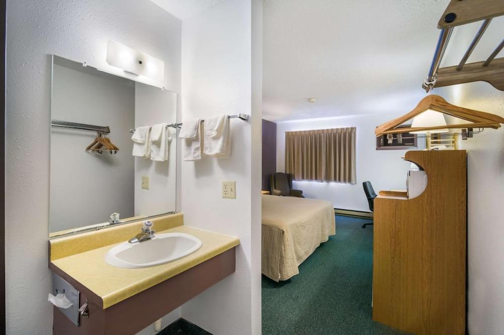 | Rodeway Inn Gateway to Medora T-Roosevelt & Makoshika State Park