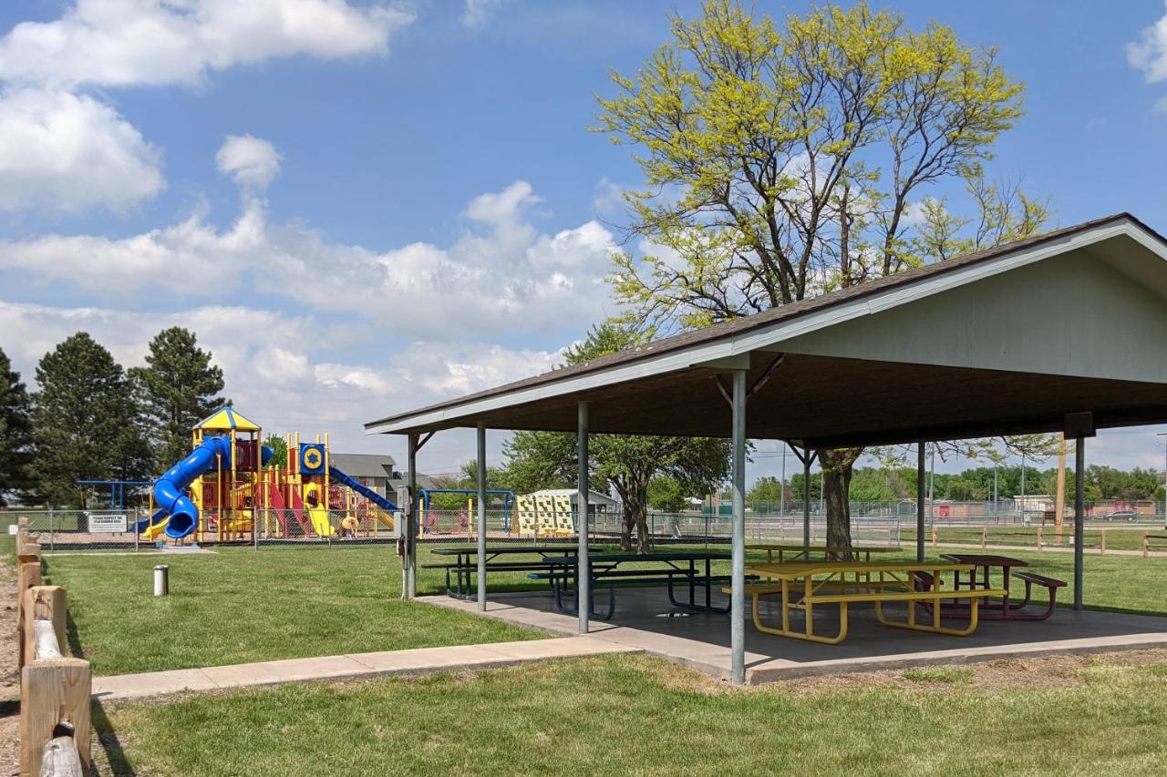 | Rodeway Inn & Suites Hoisington