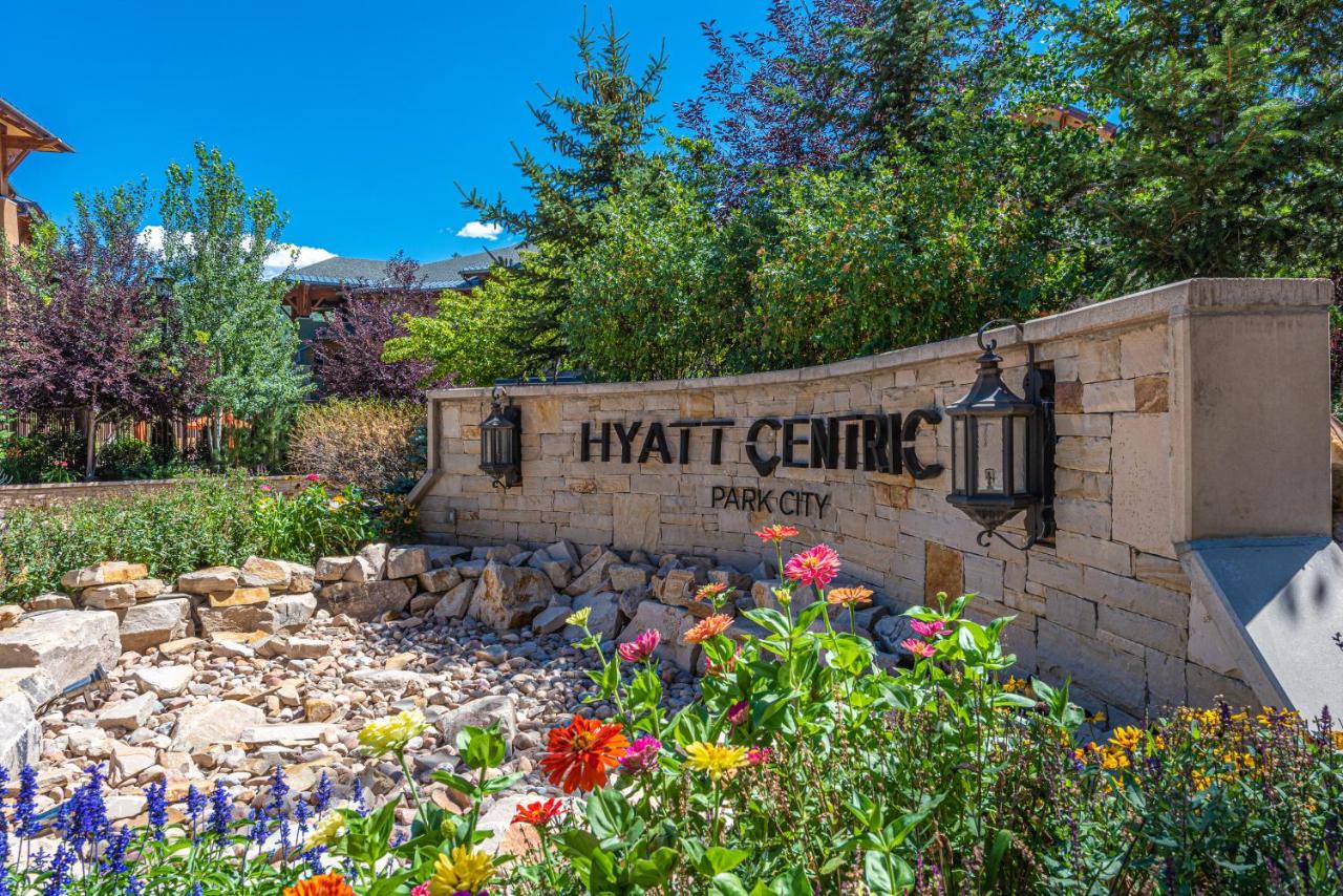 | Luxury Amenities and Resort Ski In Ski Out Pool Hyatt Double Queen Hotel Room