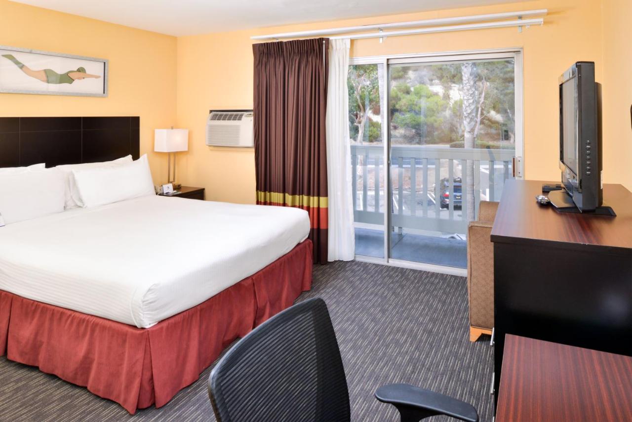 Standard Queen Room at Dana Point Marina Inn