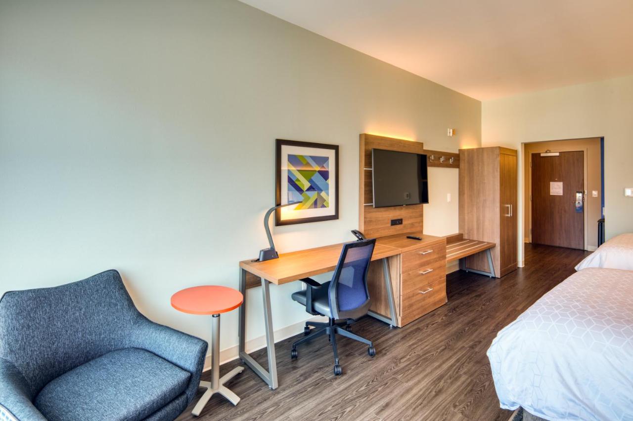 Queen Suite at Holiday Inn Express & Suites Charlotte - South End by IHG