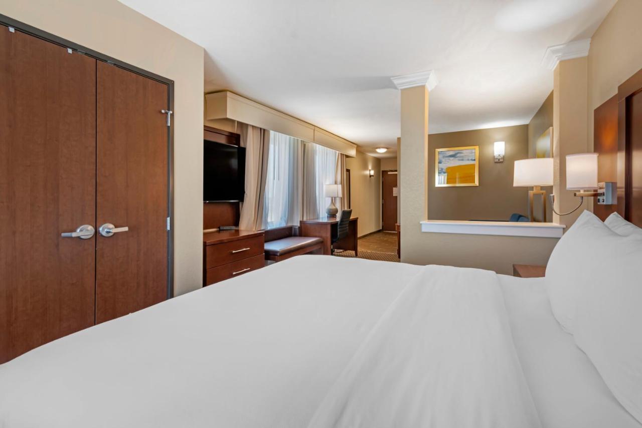 King Suite with Spa Bath - Non-Smoking at Comfort Suites Broomfield-Boulder/Interlocken