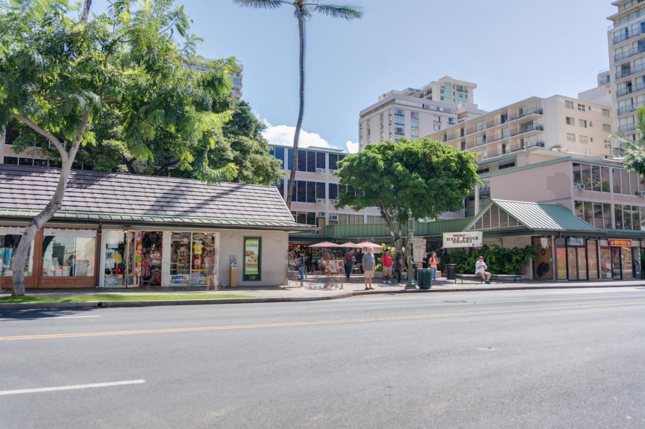 | Kuhio Banyan Hotel (with Kitchenettes)