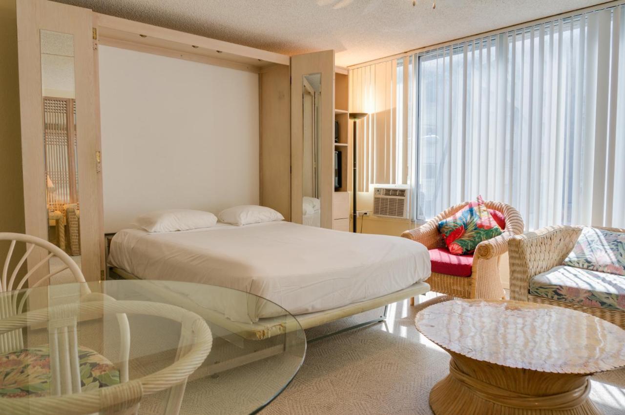 | Kuhio Banyan Hotel (with Kitchenettes)