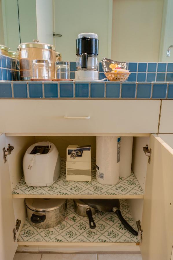 | Kuhio Banyan Hotel (with Kitchenettes)