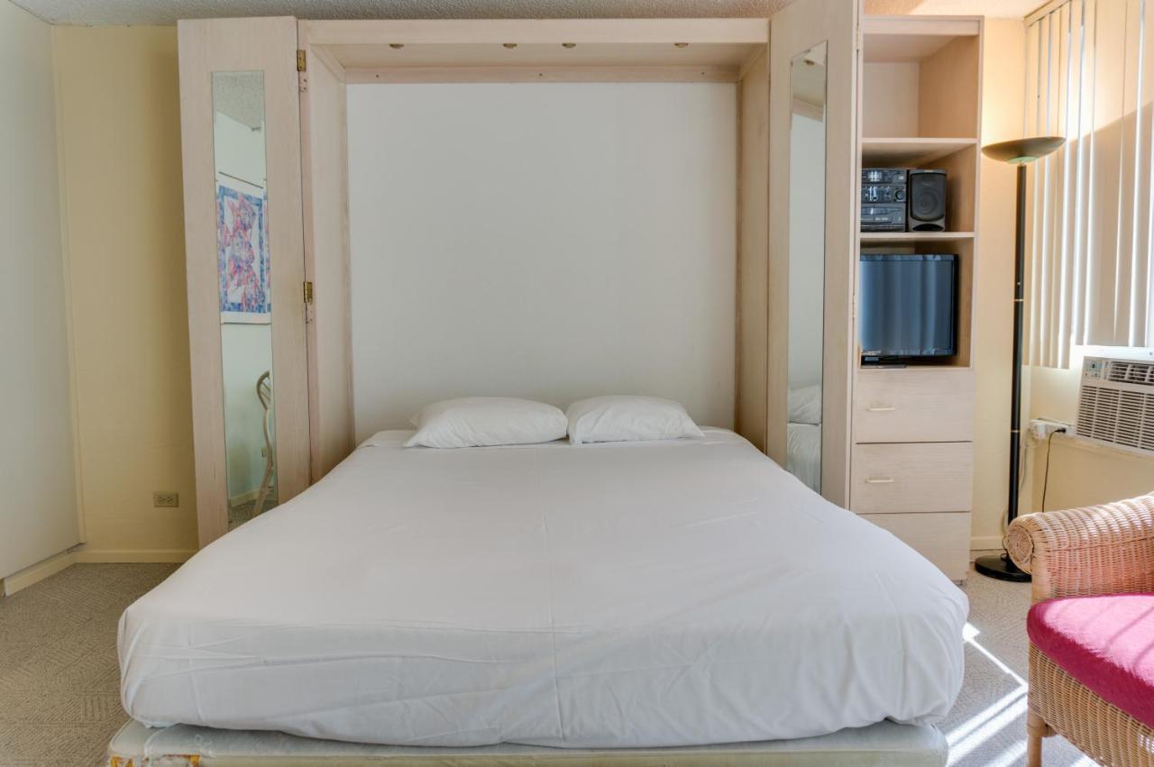 | Kuhio Banyan Hotel (with Kitchenettes)