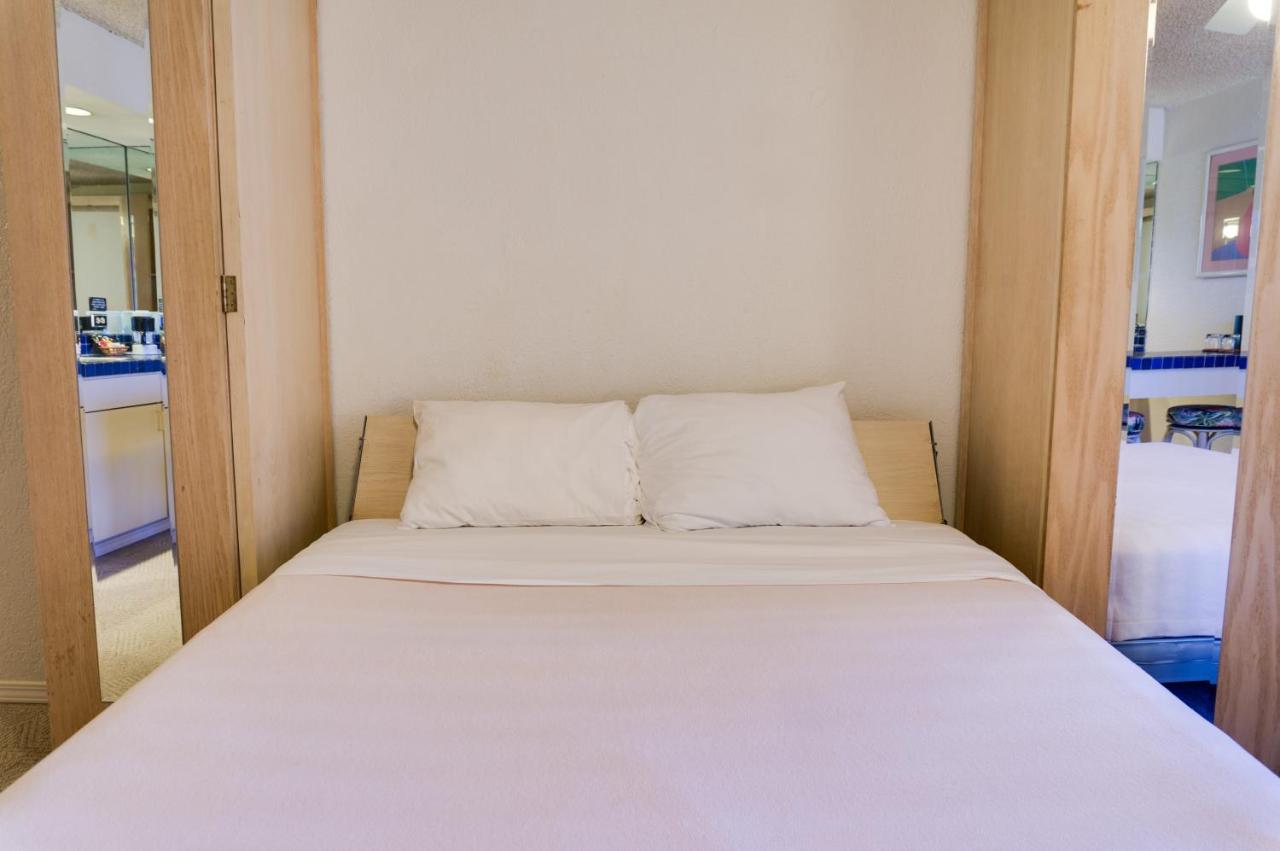 | Kuhio Banyan Hotel (with Kitchenettes)