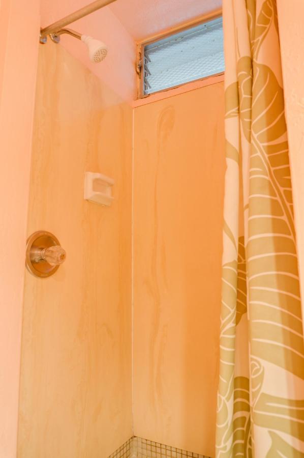 | Kuhio Banyan Hotel (with Kitchenettes)