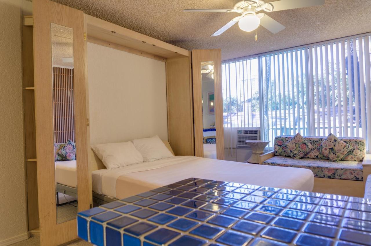 | Kuhio Banyan Hotel (with Kitchenettes)