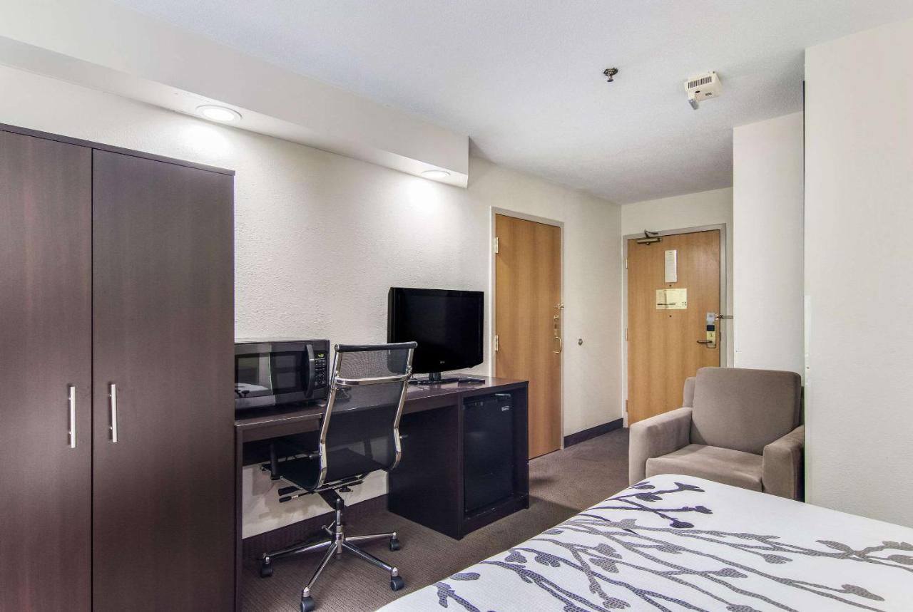 Queen Room - Accessible/Non-Smoking at Sleep Inn Austintown - Youngstown, West