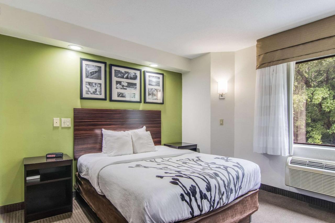 Queen Room - Accessible/Non-Smoking at Sleep Inn Austintown - Youngstown, West