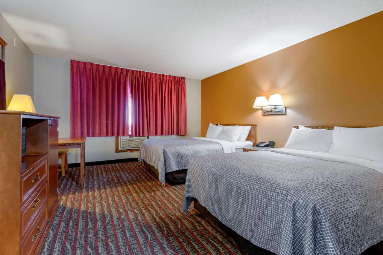 Quadruple Room with Two Double Beds and Lake View - Non-Smoking at Econo Lodge Lakeview