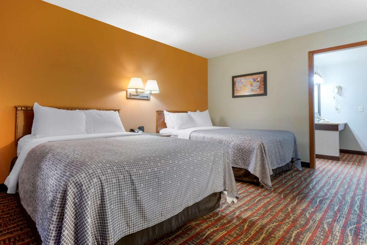 Quadruple Room with Two Double Beds and Lake View - Non-Smoking at Econo Lodge Lakeview