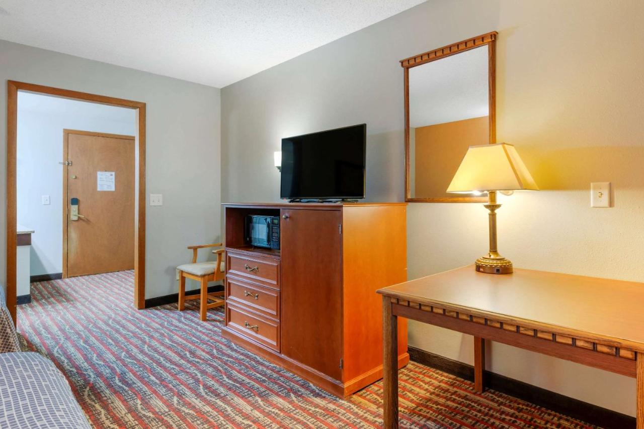 Quadruple Room with Two Double Beds and Lake View - Non-Smoking at Econo Lodge Lakeview