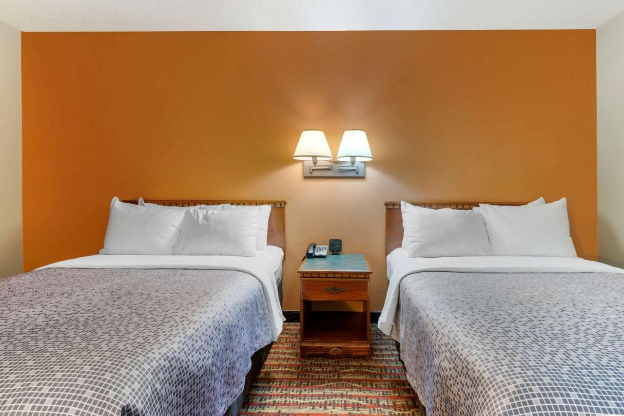 Quadruple Room with Two Double Beds and Lake View - Non-Smoking at Econo Lodge Lakeview