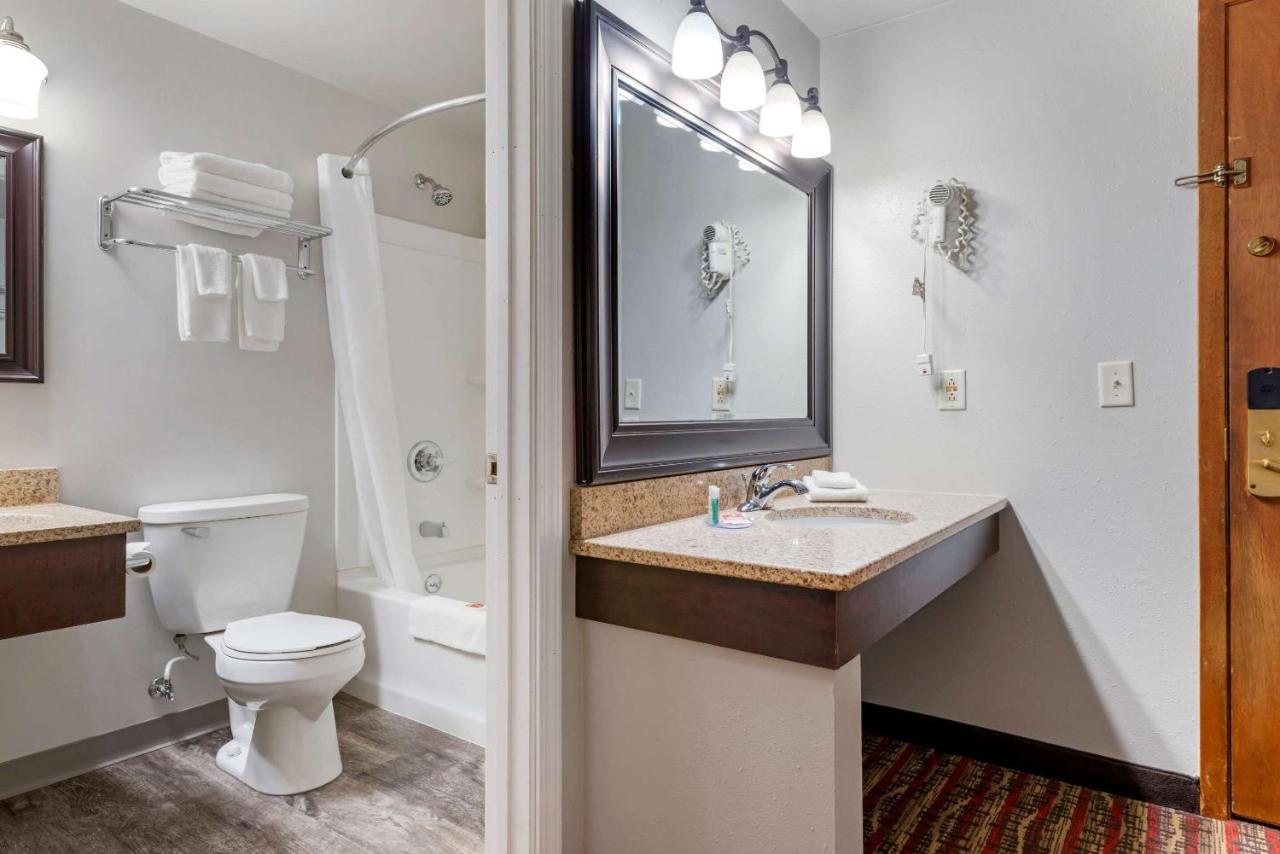 Quadruple Room with Two Double Beds and Lake View - Non-Smoking at Econo Lodge Lakeview