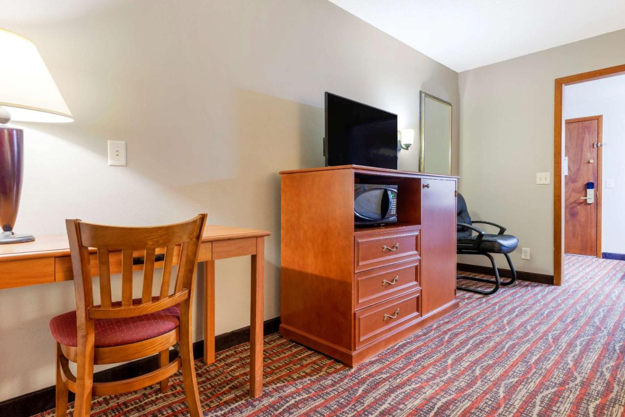 Quadruple Room with Two Double Beds and Balcony - Non-Smoking at Econo Lodge Lakeview