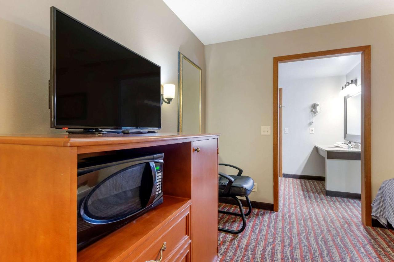 Quadruple Room with Two Double Beds and Balcony - Non-Smoking at Econo Lodge Lakeview
