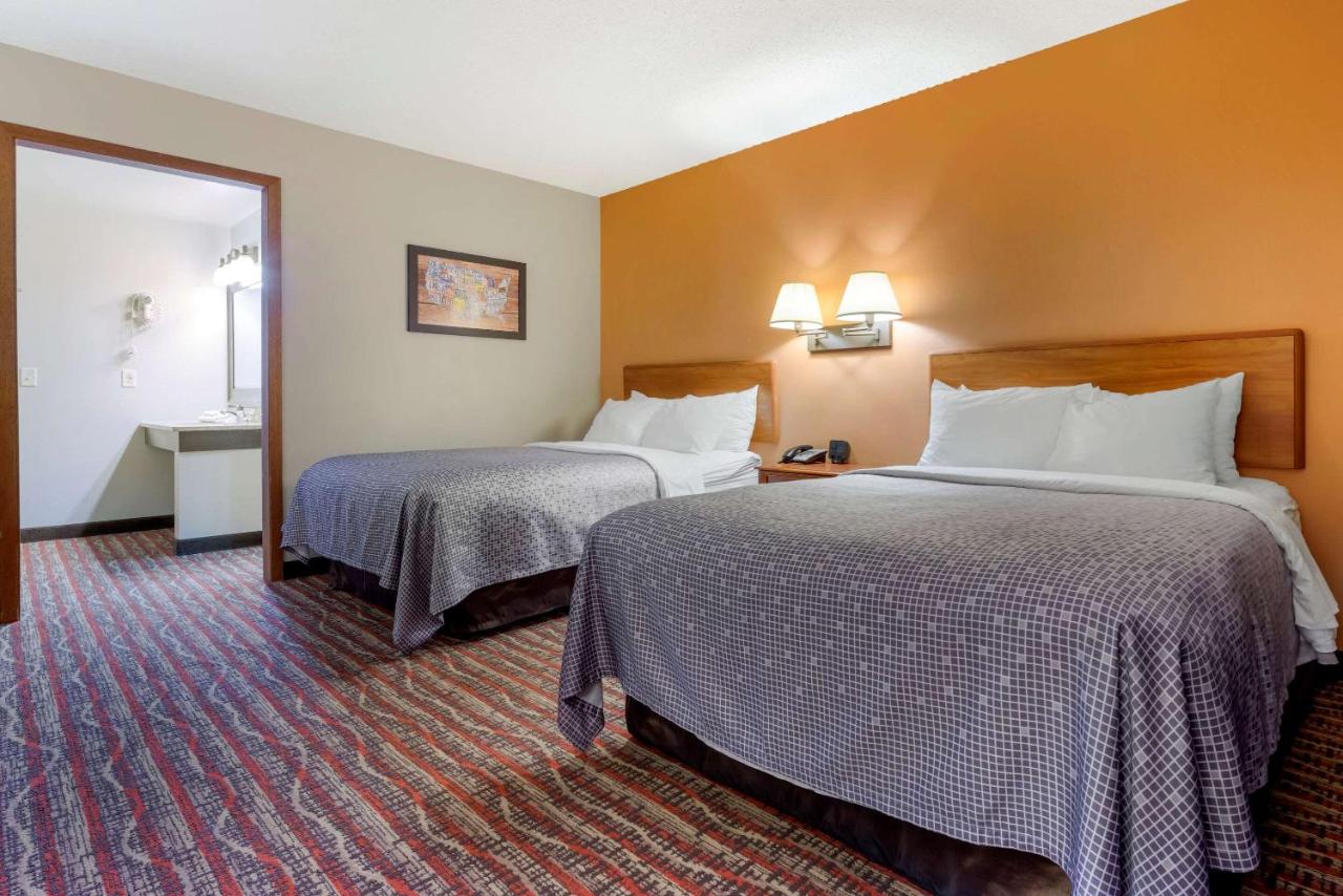 Quadruple Room with Two Double Beds and Balcony - Non-Smoking at Econo Lodge Lakeview