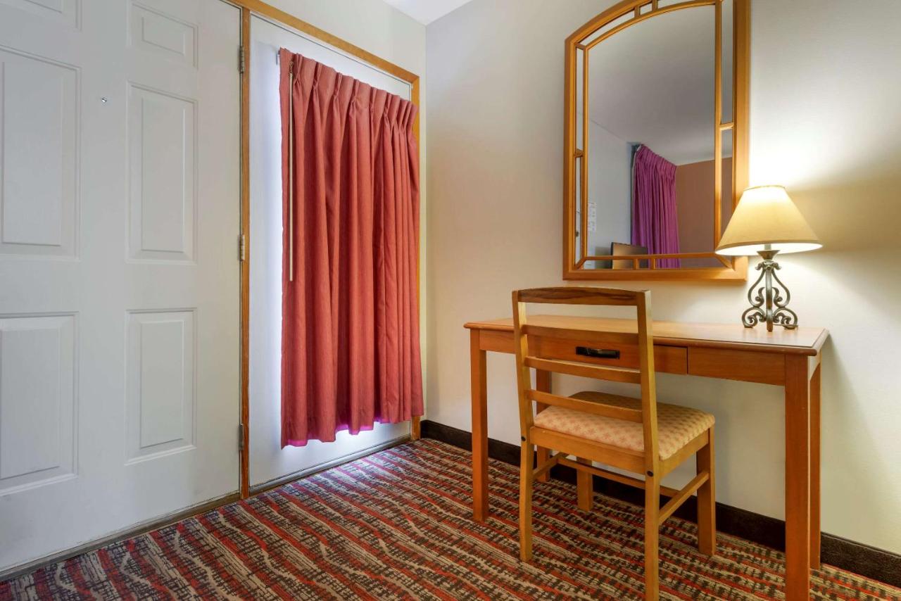 Queen Room with Lake View - Non-Smoking at Econo Lodge Lakeview