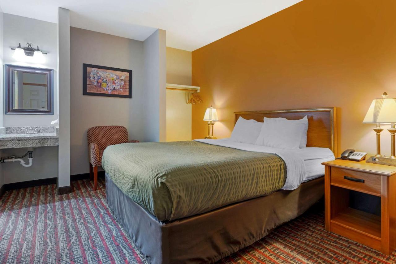 Queen Room with Lake View - Non-Smoking at Econo Lodge Lakeview