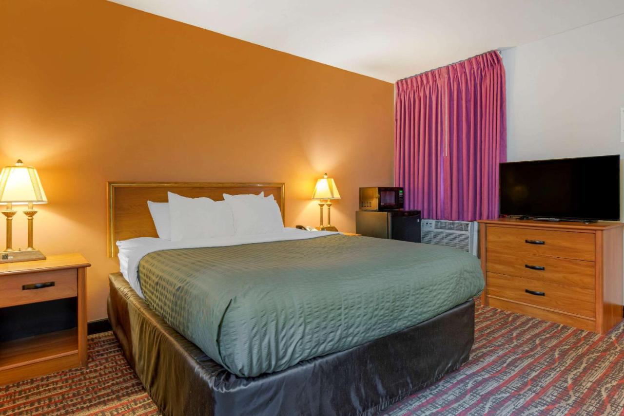 Queen Room with Lake View - Non-Smoking at Econo Lodge Lakeview