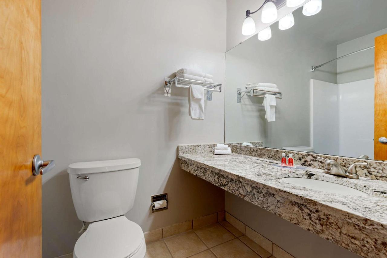 Queen Room with Lake View - Non-Smoking at Econo Lodge Lakeview
